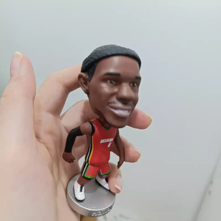 اکشن فیگور لبرون جمز هوجی تویز