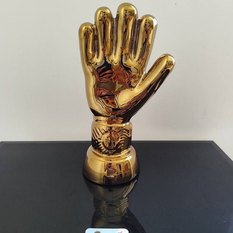 تندیس دستکش طلا