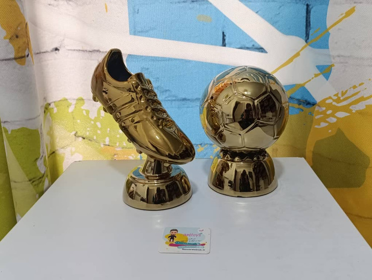 تندیس توپ و کفش طلا