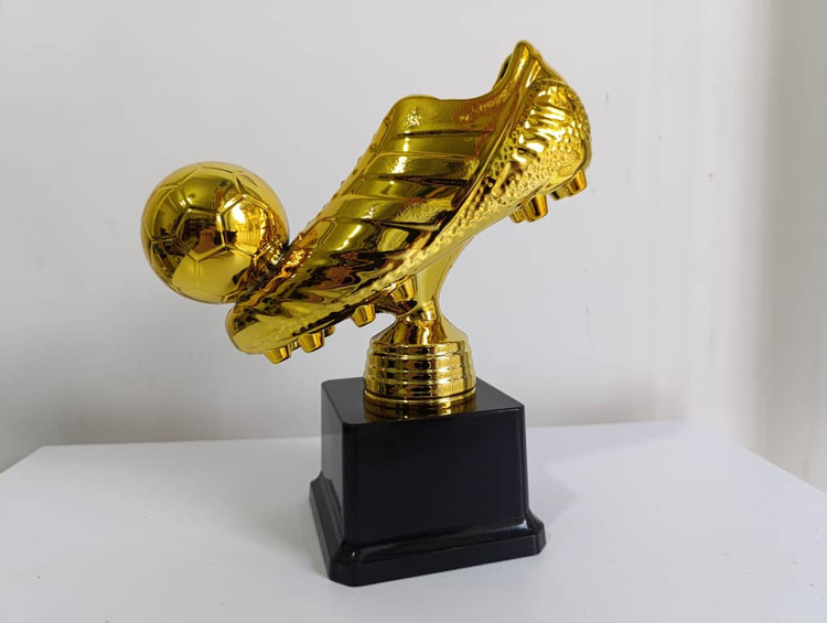 کاپ کفش طلا و توپ