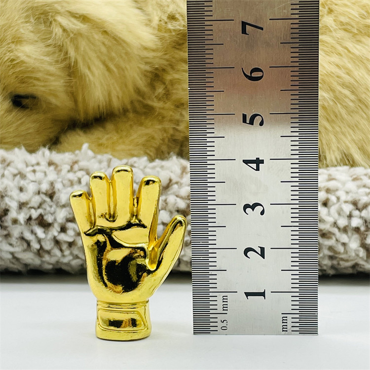 تندیس دستکش طلا ساکروی