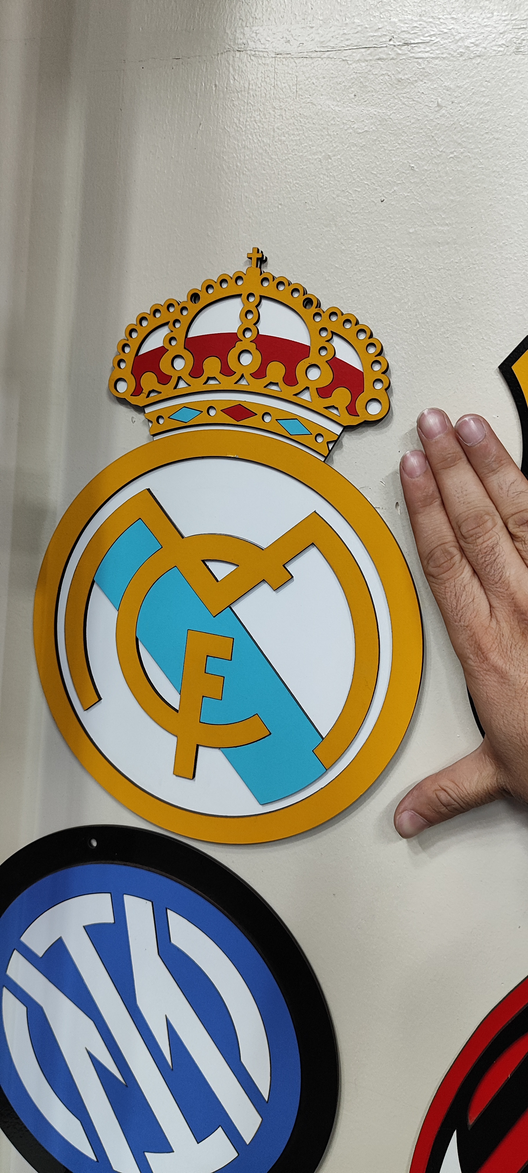 آرم چوبی تیم رئال مادرید مدل استندی و آویزی