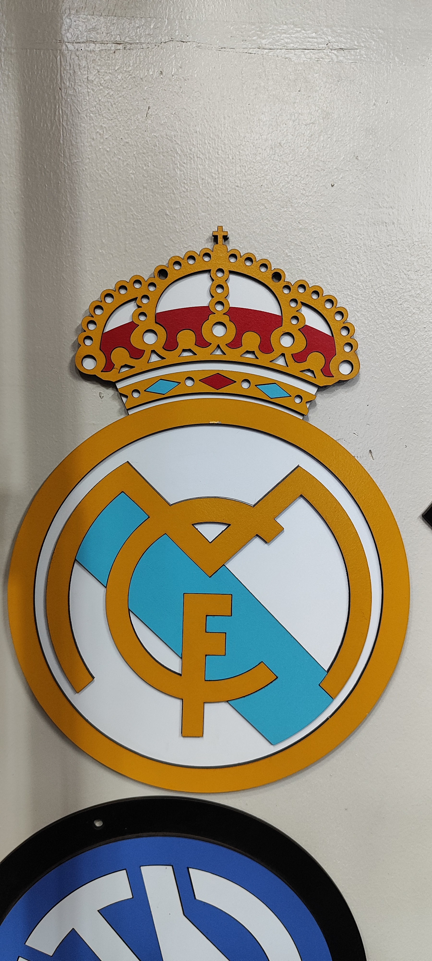 لوگو چوبی تیم رئال مادرید مدل آویزی