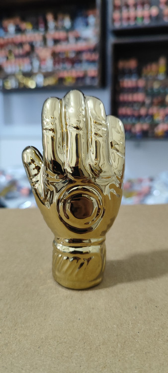 خرید تندیس دستکش طلا فوتبال