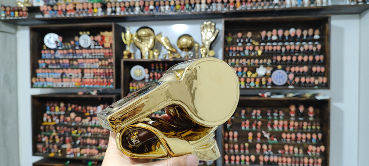 تندیس سوت داوری طلایی فوتبال بزرگ