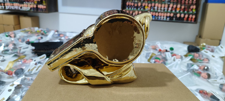 سوت طلا داور مسابقات فوتبالی