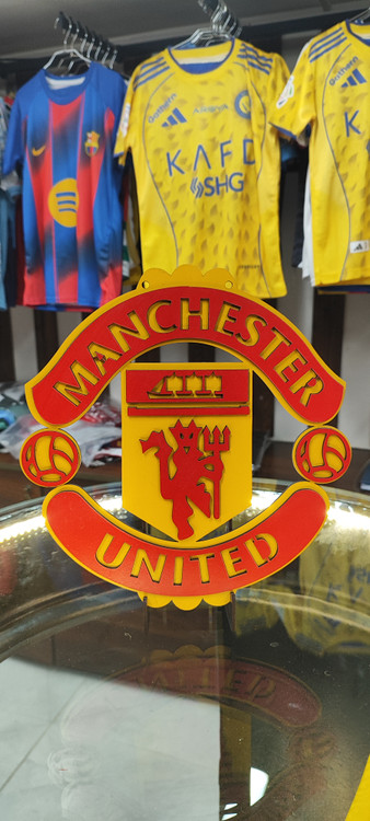 تابلو چوبی لوگو باشگاه منچستریونایتد.