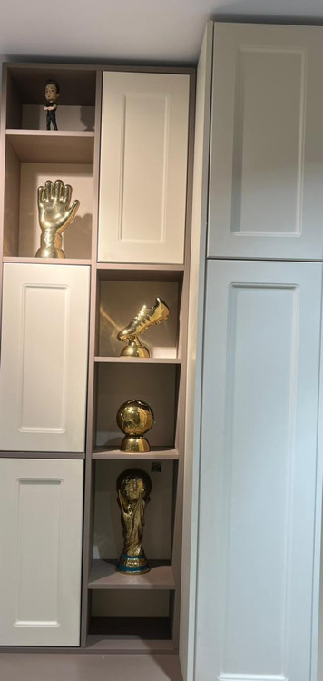 کفش توپ و دستکش طلا